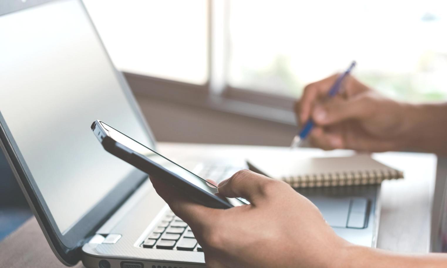 Estudiante trabajando en análisis financiero con herramientas digitales